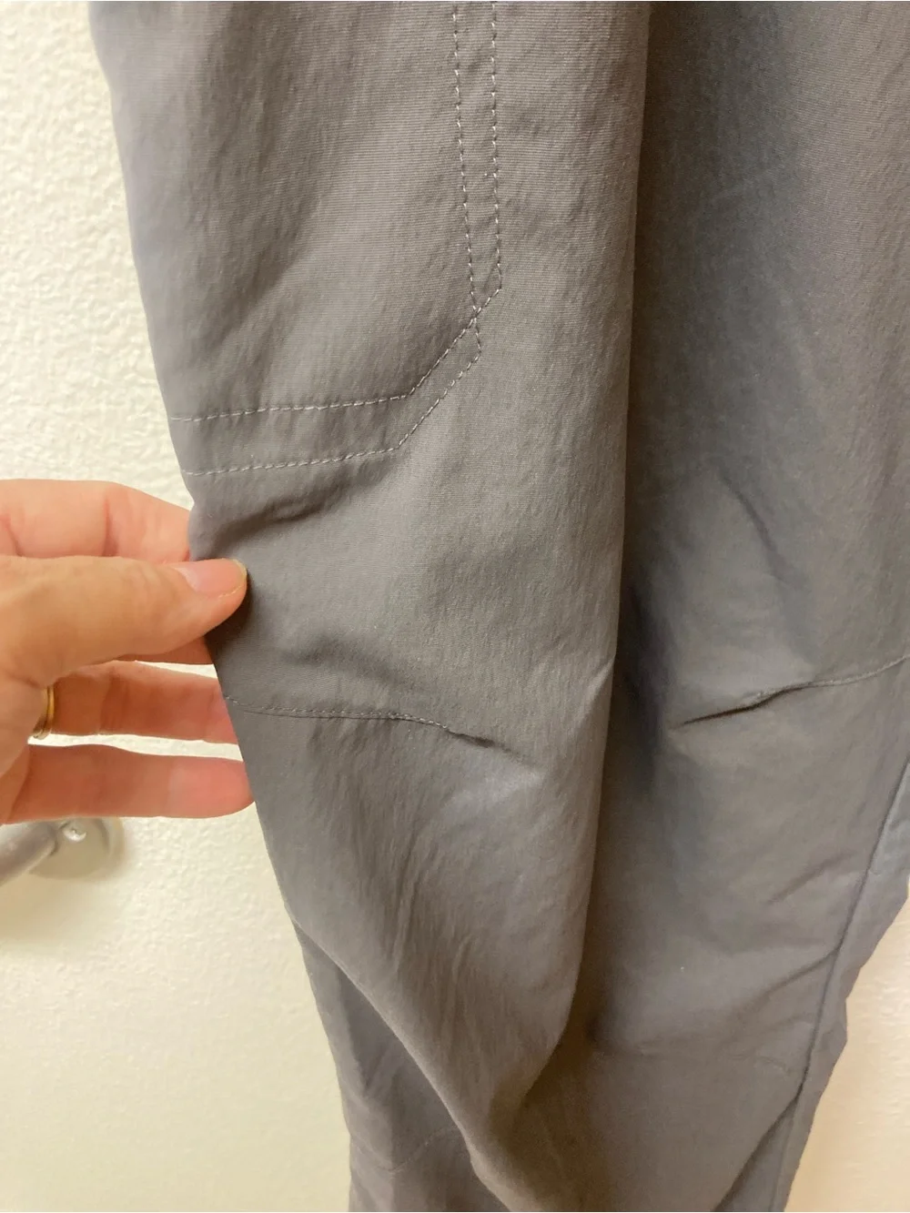 CABELA’S Men’s Charcoal Cargo Darted Knees Pants W38/L30